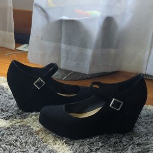 Y Not Black Wedge Strappy Closed Toe Heel Size 9
